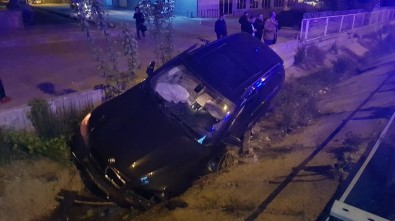 Kaza Yapan Araç Bariyerin Üzerinde Süreklenip Su Kanalına Düştü