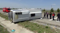 EVLİYA ÇELEBİ - Kütahya'da Yolcu Otobüsü Devrildi Açıklaması 8 Yaralı