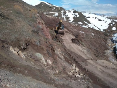 Yüksekova'da Çöken Yol Onarıldı
