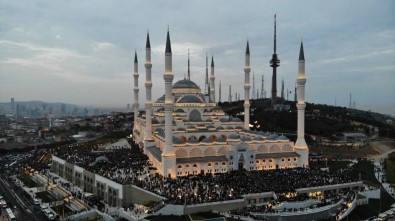 Büyük Çamlıca Camii'nde tarihi kalabalık