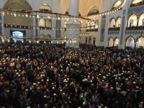 BÜYÜK ÇAMLıCA - Büyük Çamlıca Camii'ne Binlerce Genç Akın Etti