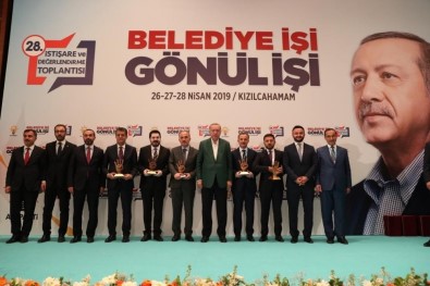 Cumhurbaşkanı Erdoğan'dan Belediye Başkanı Arı'ya Ödül