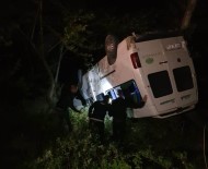 KARAVELILER - Dereye Yuvarlanan Minibüste 2 Kişi Yaralandı
