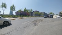 YOL ÇÖKMESİ - Esenyurt'ta Dün Akşam Göçük Meydana Gelen Yol Onarıldı