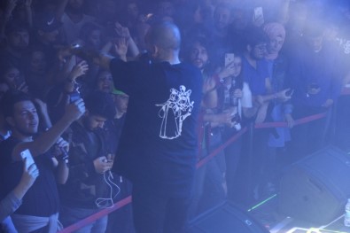 Ezhel, Çerkes Sürgünü'ne Farkındalık İçin Sahneye Adige Bayrağı Baskılı Tişörtle Çıktı