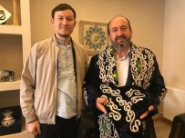 KAZAKISTAN CUMHURBAŞKANı - Kazak Öğrenciden Milletvekili Kavuncu'ya Bey Kaftanı