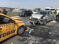 TİCARİ TAKSİ - Sancaktepe'de Araçlar Kafa Kafaya Çarpıştı Açıklaması 3 Yaralı