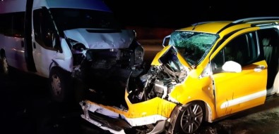 Siirt'te İki Araç Çarpıştı Açıklaması 8 Yaralı