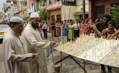 Sri Lanka'da Kiliselerde Pazar Ayini Yapılmadı, Ölenler Anıldı