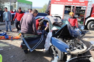 Bolu'da, İşçi Servisiyle Otomobil Çarpıştı Açıklaması 12 Yaralı
