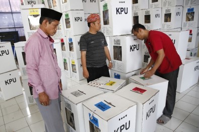 Endonezya seçimlerinde 270'ten fazla görevli yorgunluktan öldü