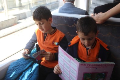 Kitap Okumayı Teşvik Etmek İçin Tramvayda Kitap Okudular