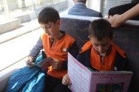 KİTAP OKUMA - Kitap Okumayı Teşvik Etmek İçin Tramvayda Kitap Okudular