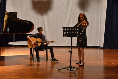 SAÜ'de İngilizce Hazırlık Sınıflarından Yılsonu Gösterisi