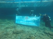 SÜLEYMAN DEMIREL ÜNIVERSITESI - Su Altında 'Biz Otizmin Farkındayız, Ya Siz?' Pankartı Açtılar