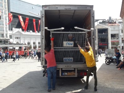 Taksim Meydanı'na Kamyonetle Bariyerler Getirildi
