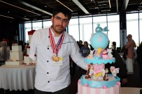 SANAT ESERİ - Tek Koluyla Sanatsal Pastalar Yaptı, Ödülleri Kaptı