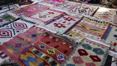 Eski Çuvallardan Sökülen İpler, Halı Ve Kilime Dönüşüyor