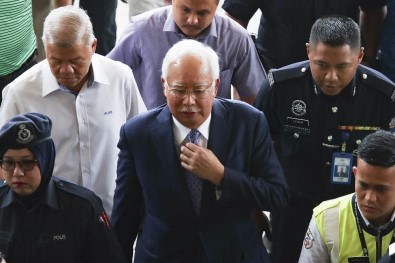Eski Malezya Başbakanı Rezak'ın Duruşması Bugün Başlıyor