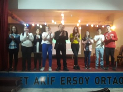 Mehmet Akifli Öğrenciler Özkul Ve Sururi'yi Unutmadı