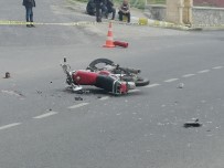 Niğde'de Otomobil İle Motosiklet Çarpıştı Açıklaması 1 Ölü, 2 Yaralı Haberi
