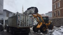 KAR YIĞINLARI - Nisan'da Kar Yağışı Süren Karlıova'da 5 Bin Kamyon Kar Taşındı