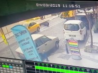 DEMIRLI - Raylı Kapı 2 Kişinin Üzerine Devrildi