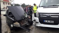 Sinop'ta Okul Servisi İle Otomobil Çarpıştı Açıklaması 2 Yaralı Haberi