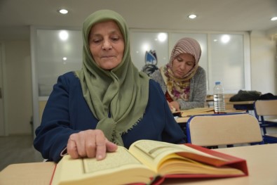 65 Yaşında Kur'an-I Kerim Okumayı Öğrendi