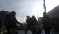 MİNİBÜSÇÜ - Alibeyköy'de Sürücülerin Yol Verme Kavgası Kamerada