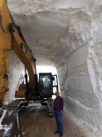 KARLA MÜCADELE - Hakkari'de Kar Tünelleri Oluşturularak Yollar Açılıyor