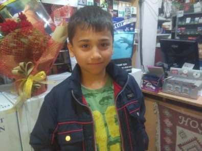 'Kahraman Sağlıkçı' Gölette Boğulmak Üzere Olan Çocuğu Son Anda Kurtardı