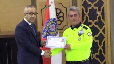 Kaza Yapan Babaya Kendi Aracını Veren Polise Başarı Belgesi