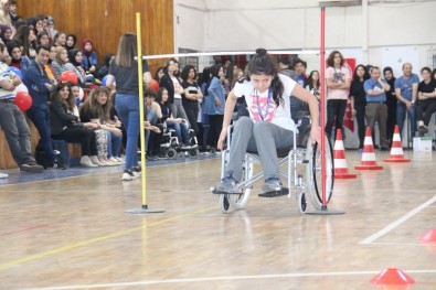 Liseli Öğrenciler Tekerlekli Sandalye Yarışında Zor Anlar Yaşadı
