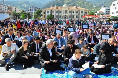 Manisa'da 2023 Öğrenci Aynı Anda Kitap Okudu