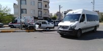 Minibüs İle Otomobil Çarpıştı Açıklaması 2 Yaralı