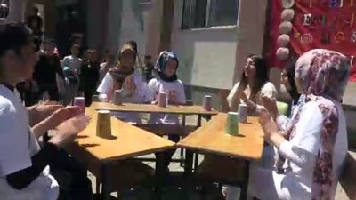 Muş'ta Öğrenciler Bardak Ve Masadan Ritim Tutarak Şarkı Söyledi