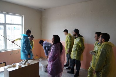 (Özel) Ankara'dan Gelip Köy Okulunu Boyadılar