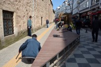 YAYA TRAFİĞİ - Sinop'ta Sakarya Caddesi'ne Yeni Düzenleme