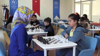 Üniversitelilerden Öğrencilere Gönüllü Eğitim Desteği