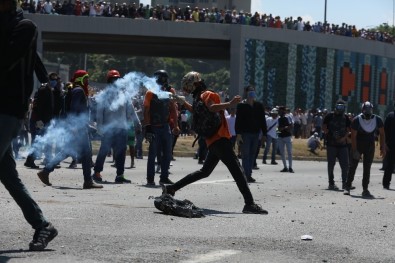 Venezuela'da Askerler Ve Siviller Sokakta