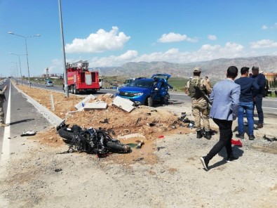 Cizre'de Motosikletiyle Otomobile Çarpan Polis Memuru Hayatını Kaybetti