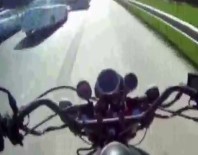 Emniyet Şeridine Giren Aracın Motorcuya Çarptığı Kaza Kamerada Haberi