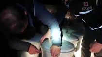 KAÇAK İÇKİ - Kamyonetteki Çöp Kovalarından Kaçak Alkol Çıktı