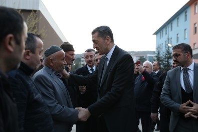 Bakan Selçuk'tan Öldürülen Eğitimci Ailesine Taziye Ziyareti