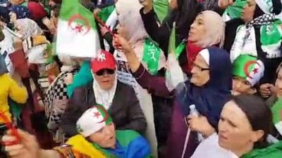 Cezayir'de Buteflika'nın İstifasının Ardından Gösteriler Sürüyor