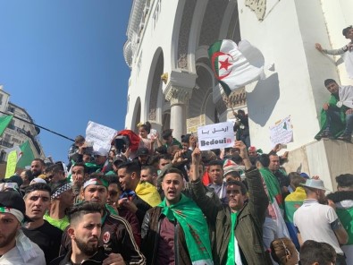 Cezayirliler '3B'nin İstifasını İstiyor
