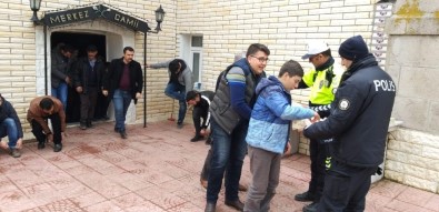 Emniyetten, Cami Cemaatine Lokum İkramı