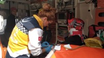 ATATÜRK BULVARI - Kamyonet İle Otomobilin Çarpıştı Açıklaması 2 Yaralı