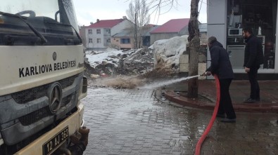 Kışın Çetin Geçtiği Karlıova'da Basınçlı Su İle Temizlik